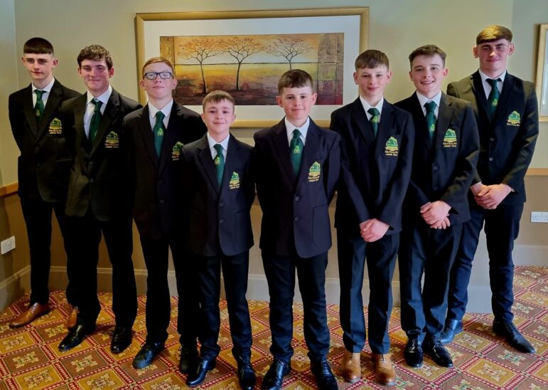 a group of junior golfers