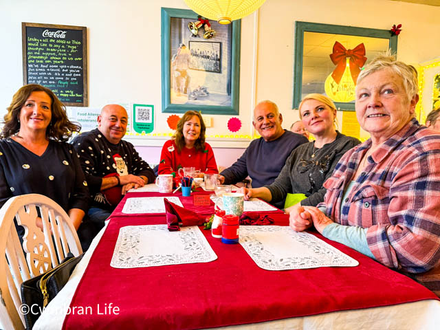 six people at a cafe table