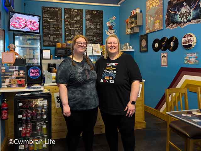 two women in a cafea